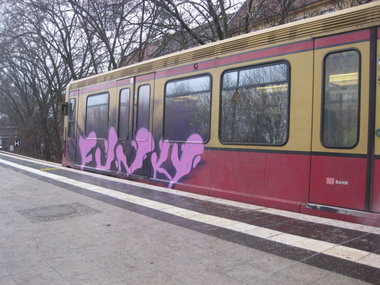 Graffiti Train - Photo by gartenzwerg - Funky
