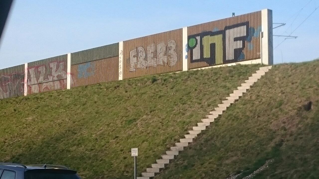 Graffiti Bombing - Photo by gartenzwerg - inf