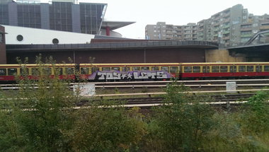 Graffiti Train in Berlin - Photo by gartenzwerg - toy, lets