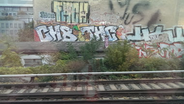 Graffiti Bombing in Berlin - Photo by gartenzwerg - chb, thc