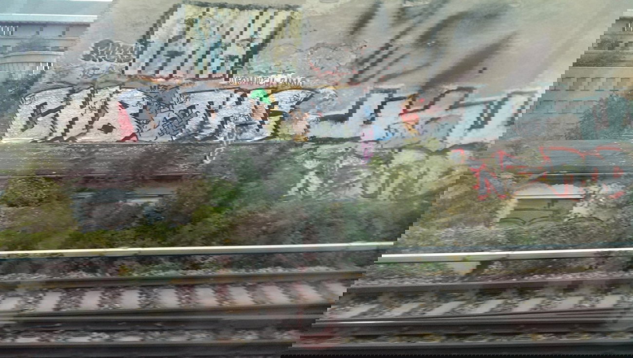 Graffiti Bombing in Berlin - Photo by gartenzwerg - chb, thc