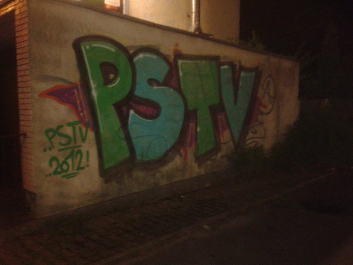 Graffiti Bombing in Essen - Photo by gartenzwerg - PS, TV, 2012