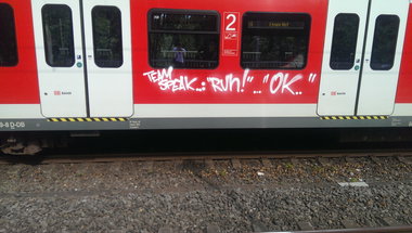 Graffiti Train - Photo by gartenzwerg - team, speak..."run!"..."ok."