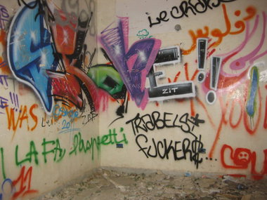 Graffiti Bombing - Photo by gartenzwerg - Skobe, Tunis, Tunisia