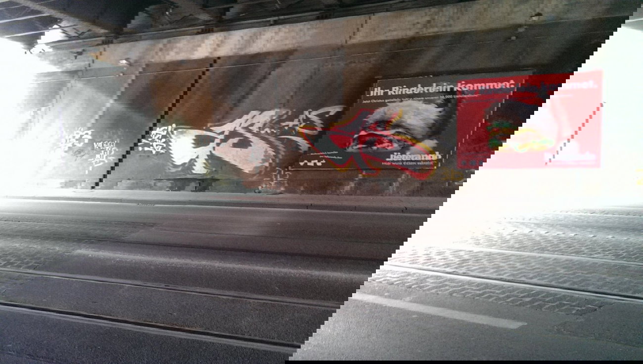 Graffiti Bombing - Photo by gartenzwerg - as