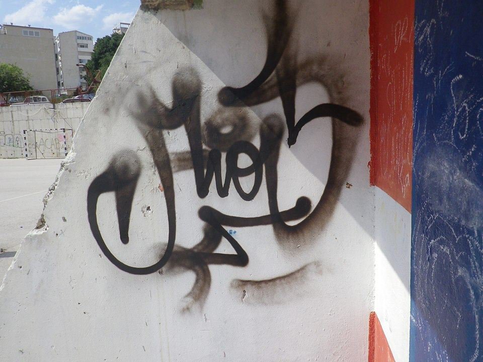 Graffiti Wall - Photo by gausone - black, flare, aios (2013)