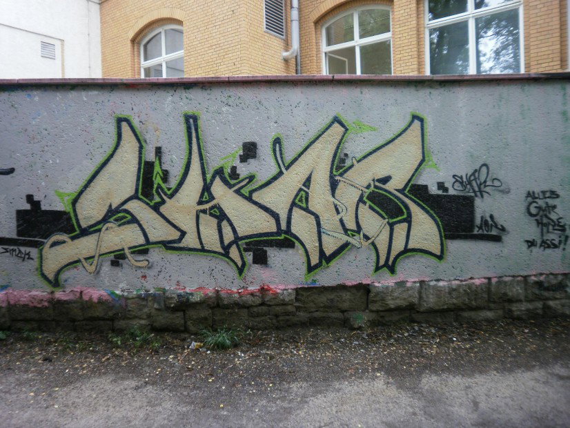 Graffiti Bombing - Photo by geracity - Shar
