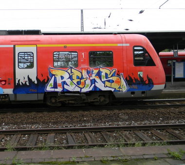 Graffiti Train - Photo by geracity - reks (2010)