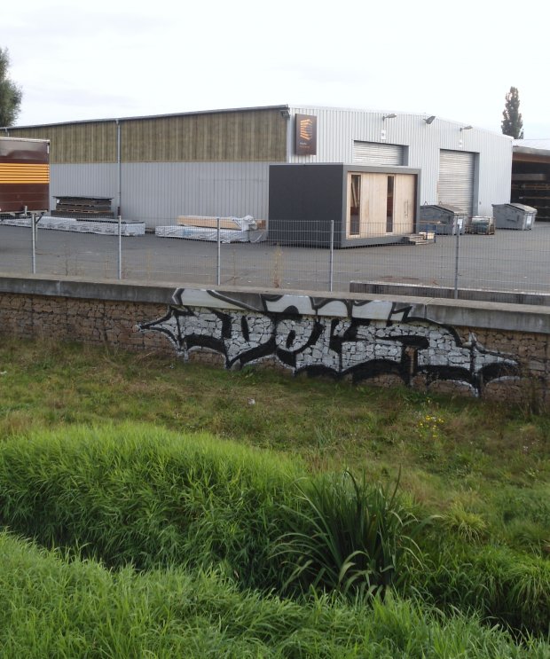 Graffiti Bombing - Photo by geracity - dark (2013)