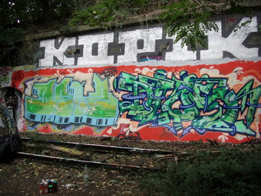 Graffiti Wall in Berlin - Photo by geracity - Deoz, Deos