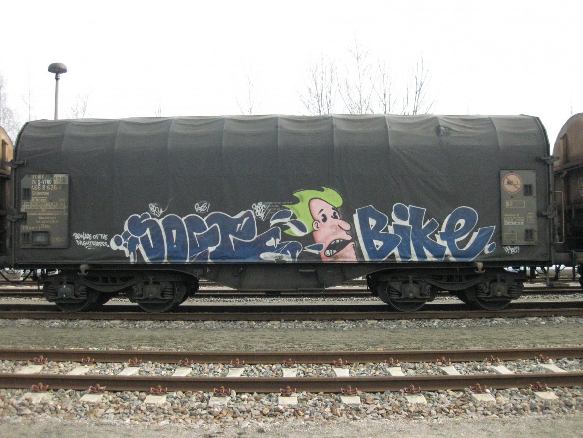 Graffiti Train - Photo by geracity