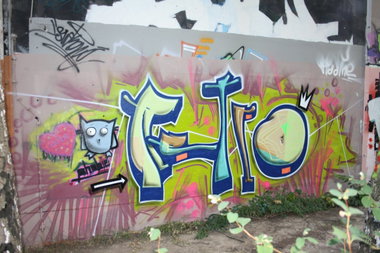 Graffiti Wall - Photo by geracity - retro