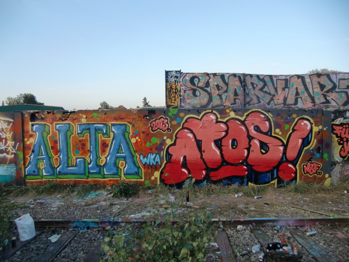 Graffiti Wall in Hamburg - Photo by geracity - alta, atos