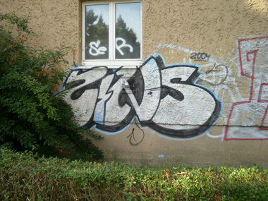Graffiti Bombing - Photo by geracity - zins (2004)