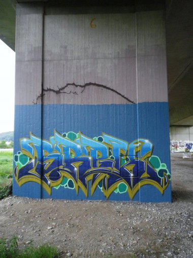 Graffiti Bombing - Photo by geracity - srek (2013)