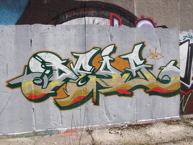 Graffiti Wall - Photo by geracity - deos