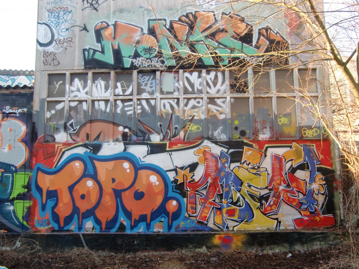 Graffiti Wall - Photo by geracity - topo, abek