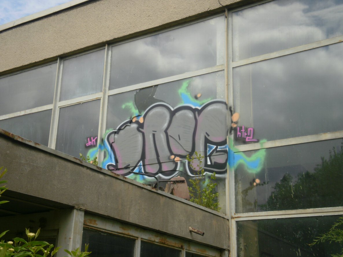 Graffiti Bombing - Photo by geracity - drop