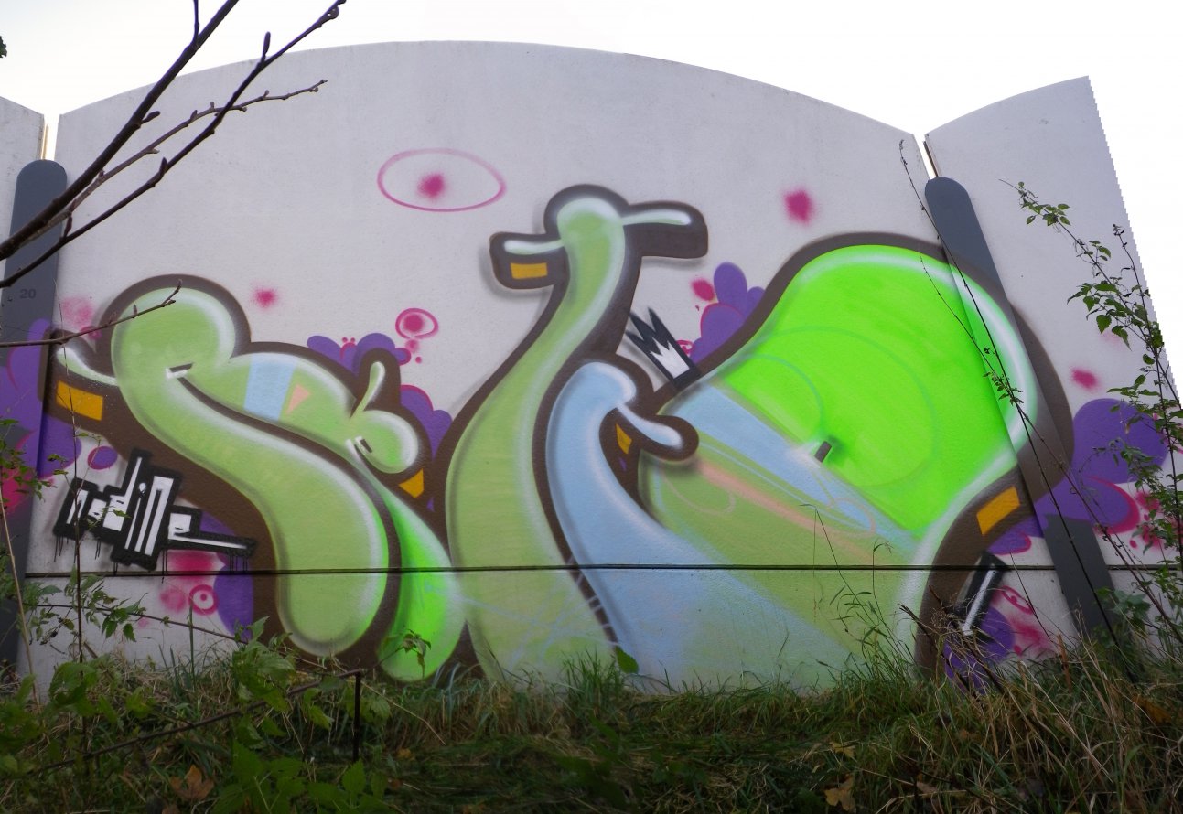 Graffiti Wall - Photo by geracity - retro
