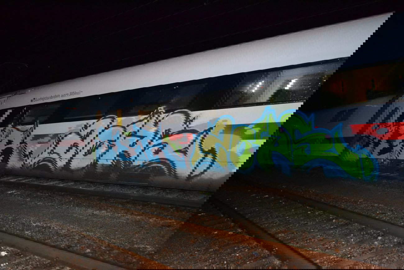 Graffiti Train - Photo by geracity - ser, zoys (2012)