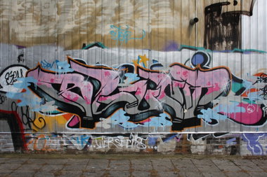 Graffiti Wall - Photo by geracity - blunt