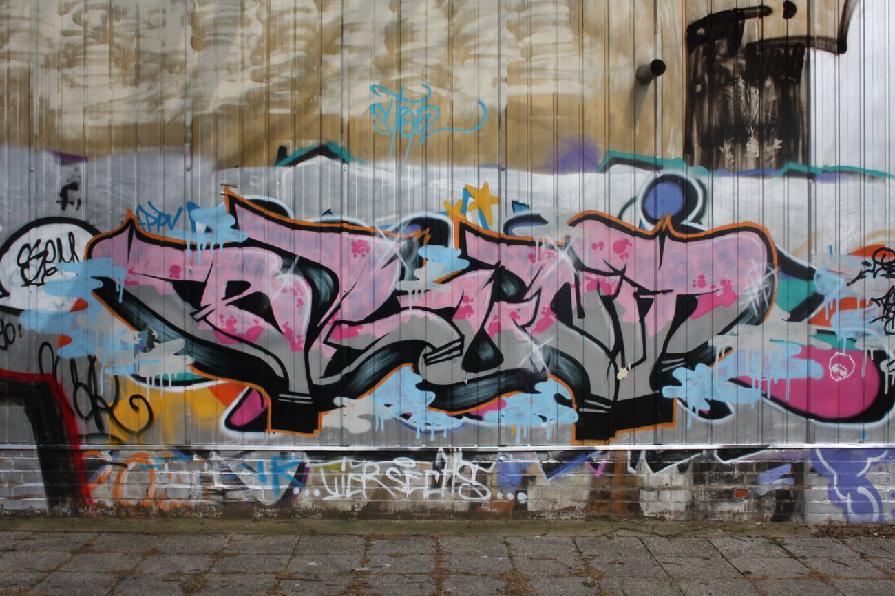 Graffiti Wall - Photo by geracity - blunt