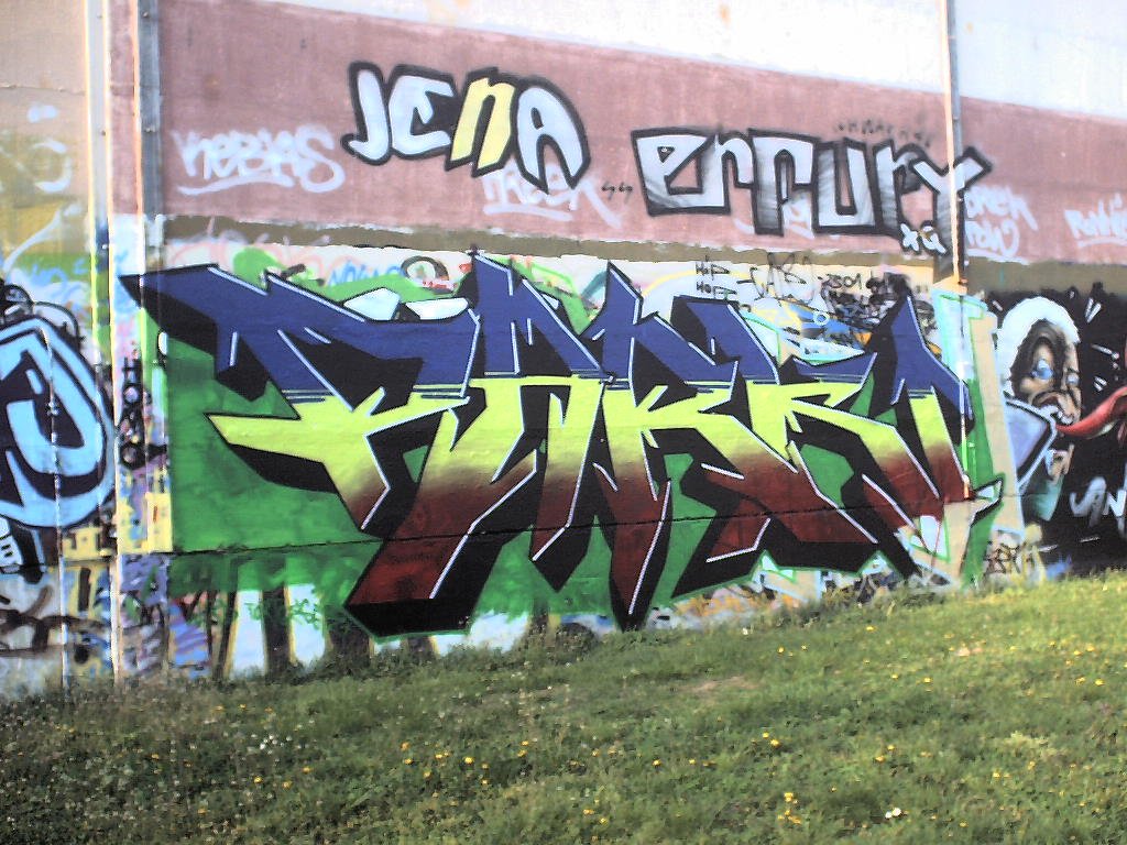 Graffiti Wall - Photo by geracity - Dark