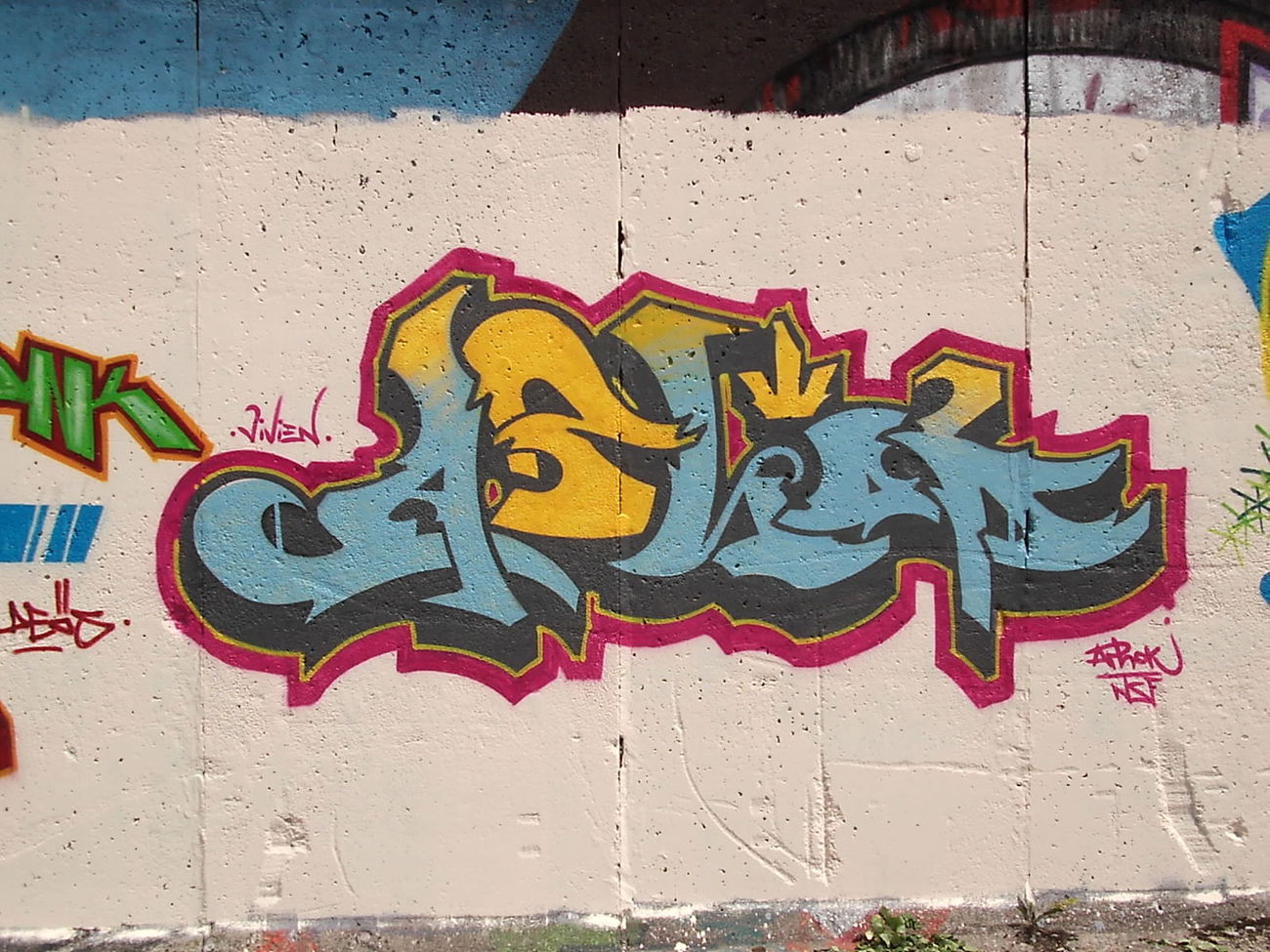 Graffiti Wall - Photo by geracity