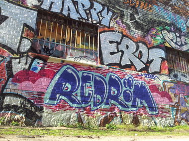 Graffiti Bombing in Leipzig - Photo by geracity - redröm, rdm