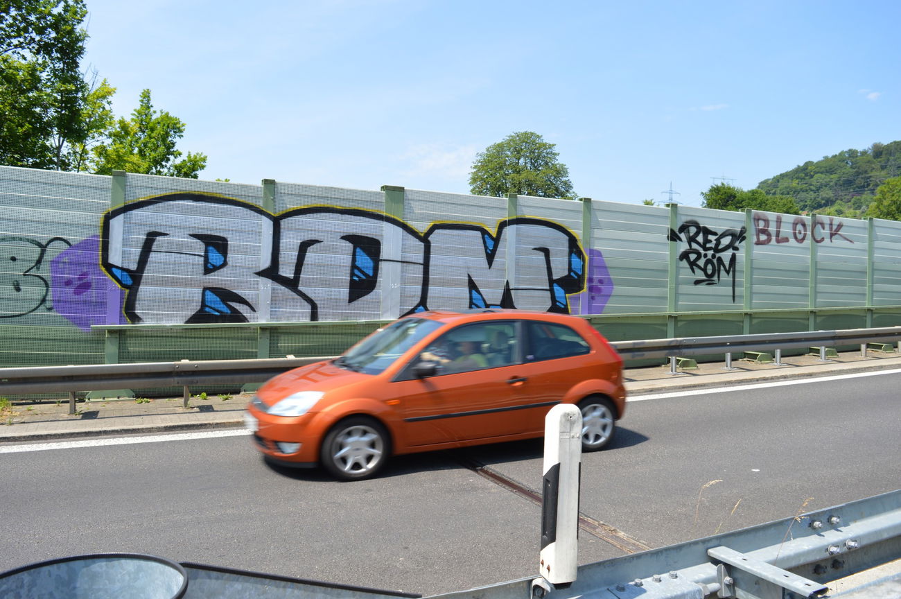 Graffiti Bombing - Photo by geracity - rdm, redröm