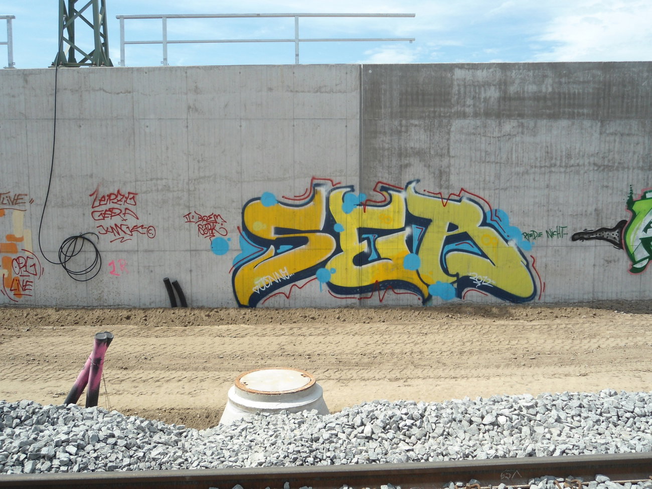 Graffiti Wall - Photo by geracity - ser, sunds