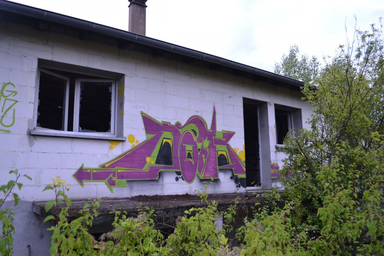 Graffiti Wall in Frankreich - Photo by geracity - dark