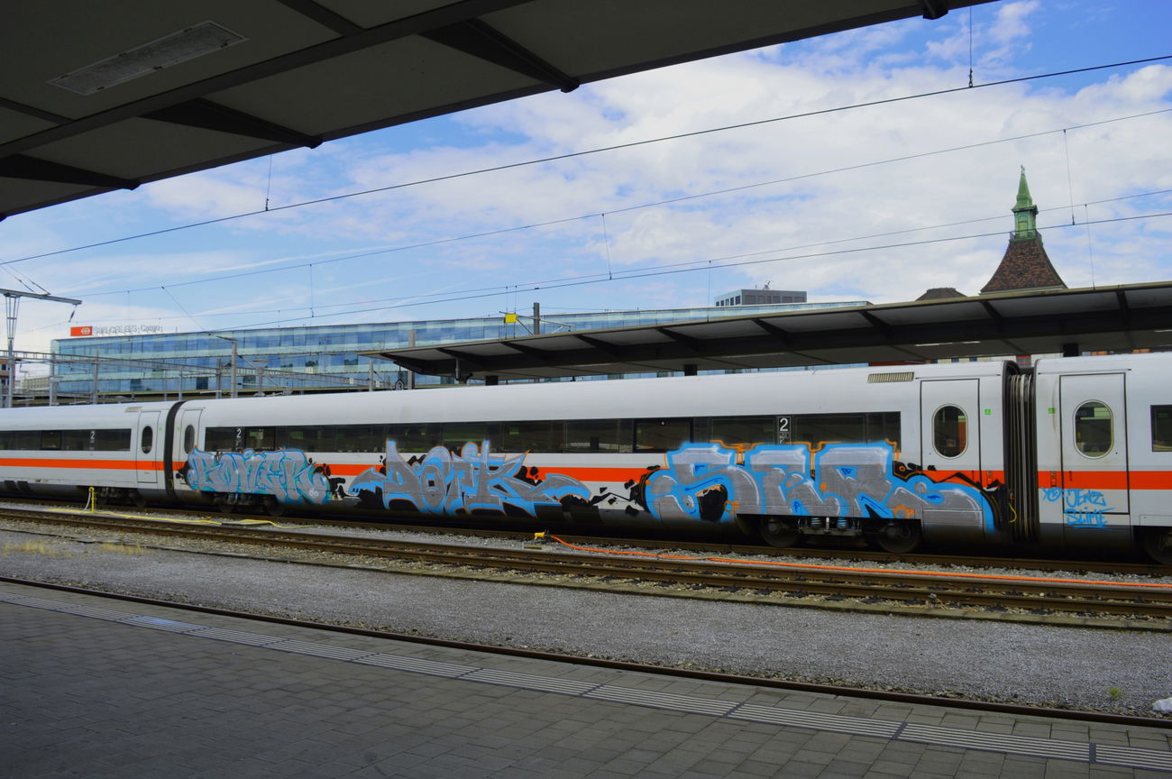 Graffiti Train - Photo by geracity - boner, dark, ser
