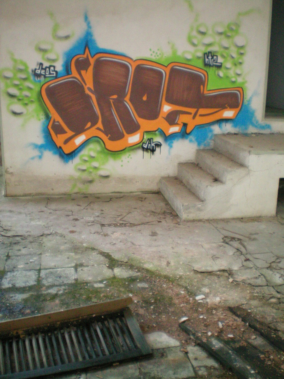 Graffiti Wall - Photo by geracity - drop