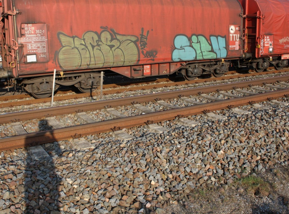 Graffiti Train - Photo by geracity - herz, weis