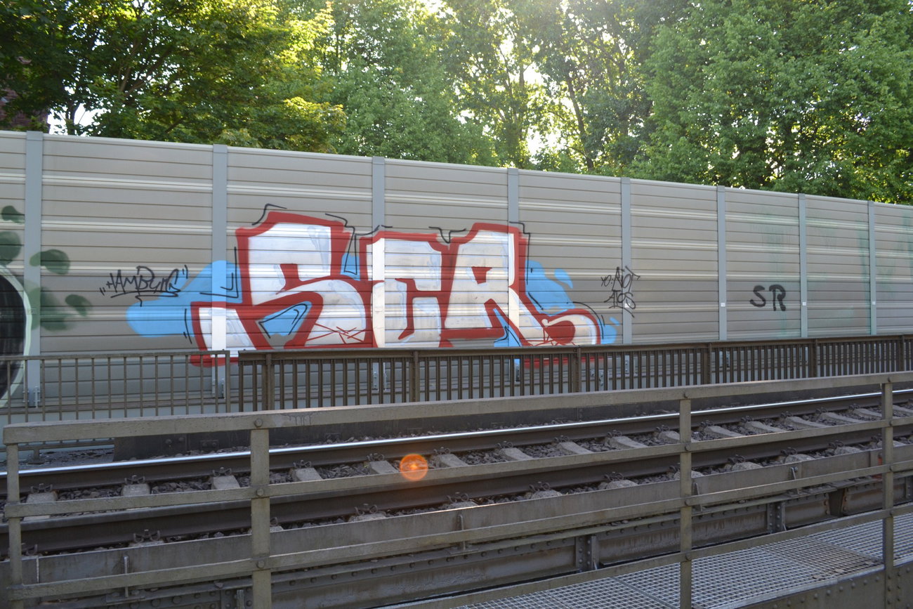 Graffiti Wall in Hamburg - Photo by geracity - ser, sunds