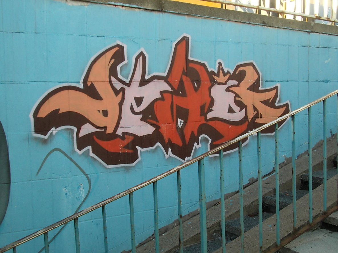 Graffiti Wall - Photo by geracity - aphok