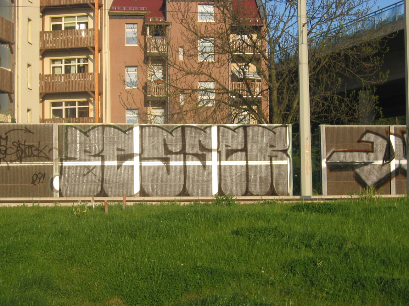 Graffiti Wall - Photo by geracity