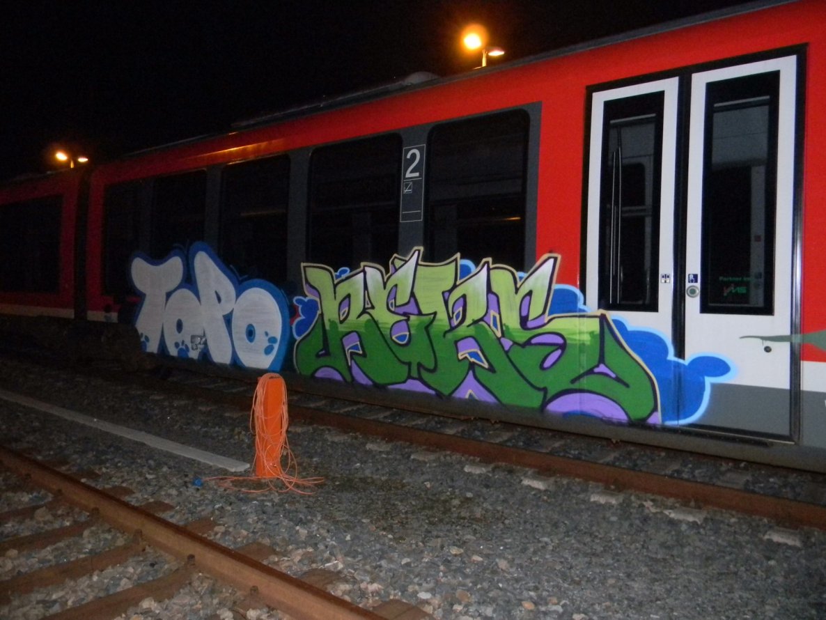 Graffiti Train - Photo by geracity - topo, reks
