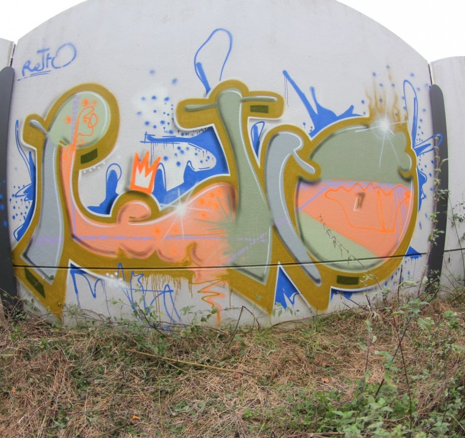 Graffiti Wall - Photo by geracity - retro