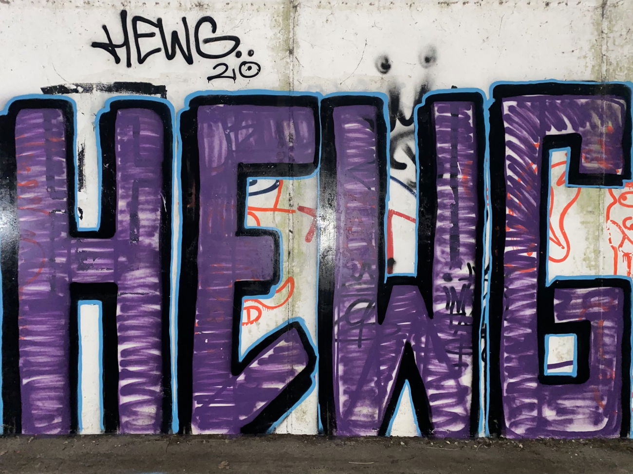 Graffiti Wall - Photo by giant - HEWG, straightletter