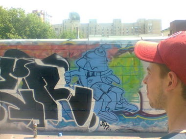 Graffiti Bombing in moscow - Photo by groover - hood (2013)