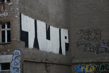 Graffiti Bombing - Photo by haftbefehl - 1UP, roll, up