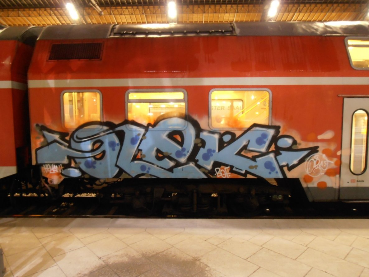 Graffiti Train - Photo by hainz107 - olek, bof