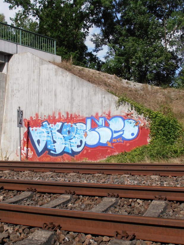 Graffiti Bombing - Photo by hainz107 - dispo, ezco, mtl