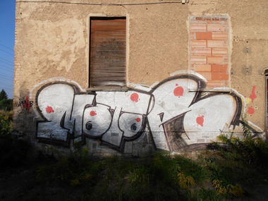Graffiti Bombing in Weimar - Photo by hainz107 - motor, kwz