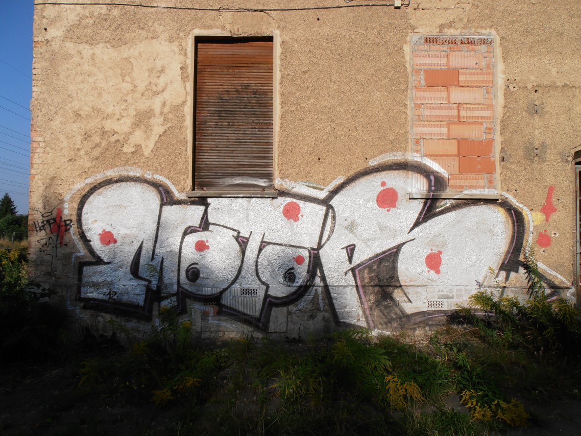 Graffiti Bombing in Weimar - Photo by hainz107 - motor, kwz