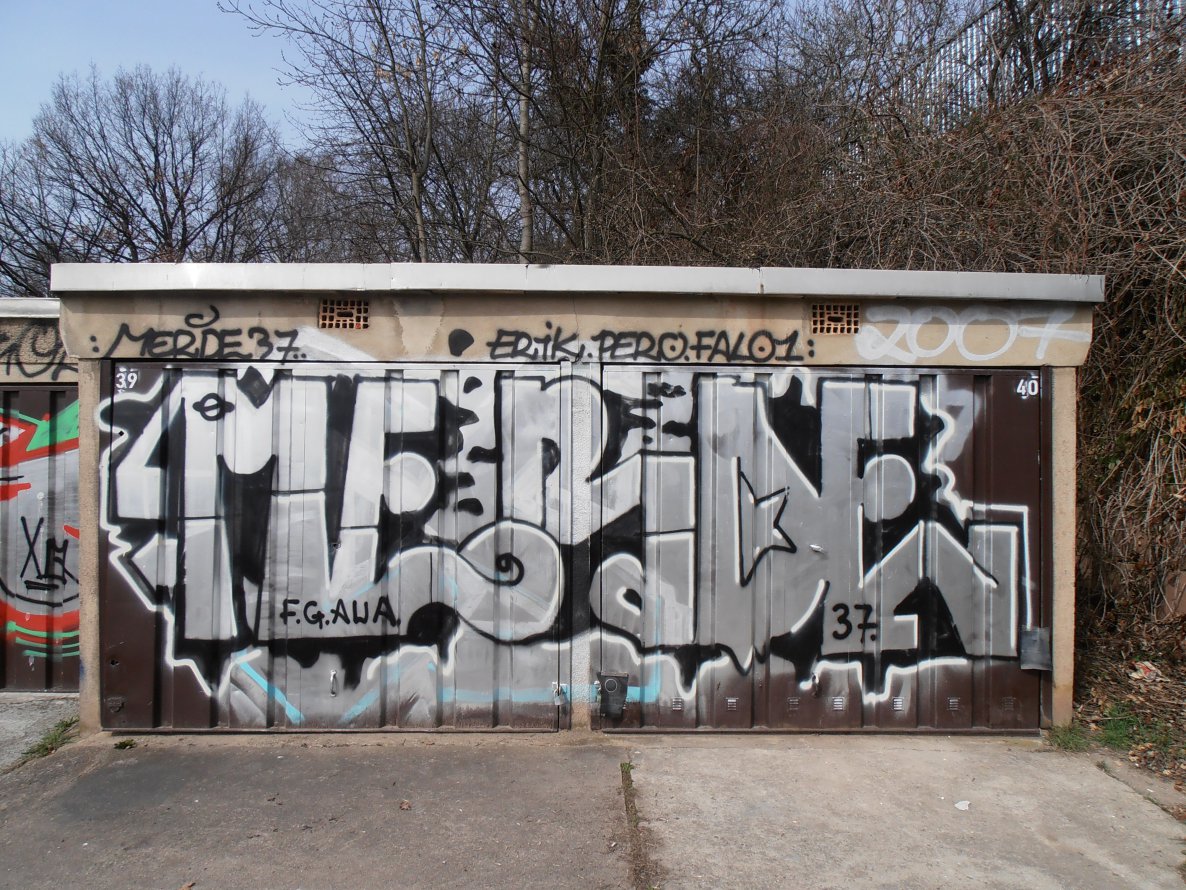 Graffiti Bombing in Jena - Photo by hainz107 - merde, merde37, fg