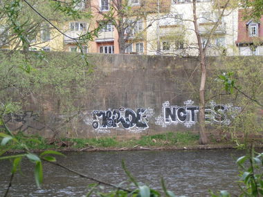 Graffiti Bombing in Jena - Photo by hainz107 - merde, notes, welt