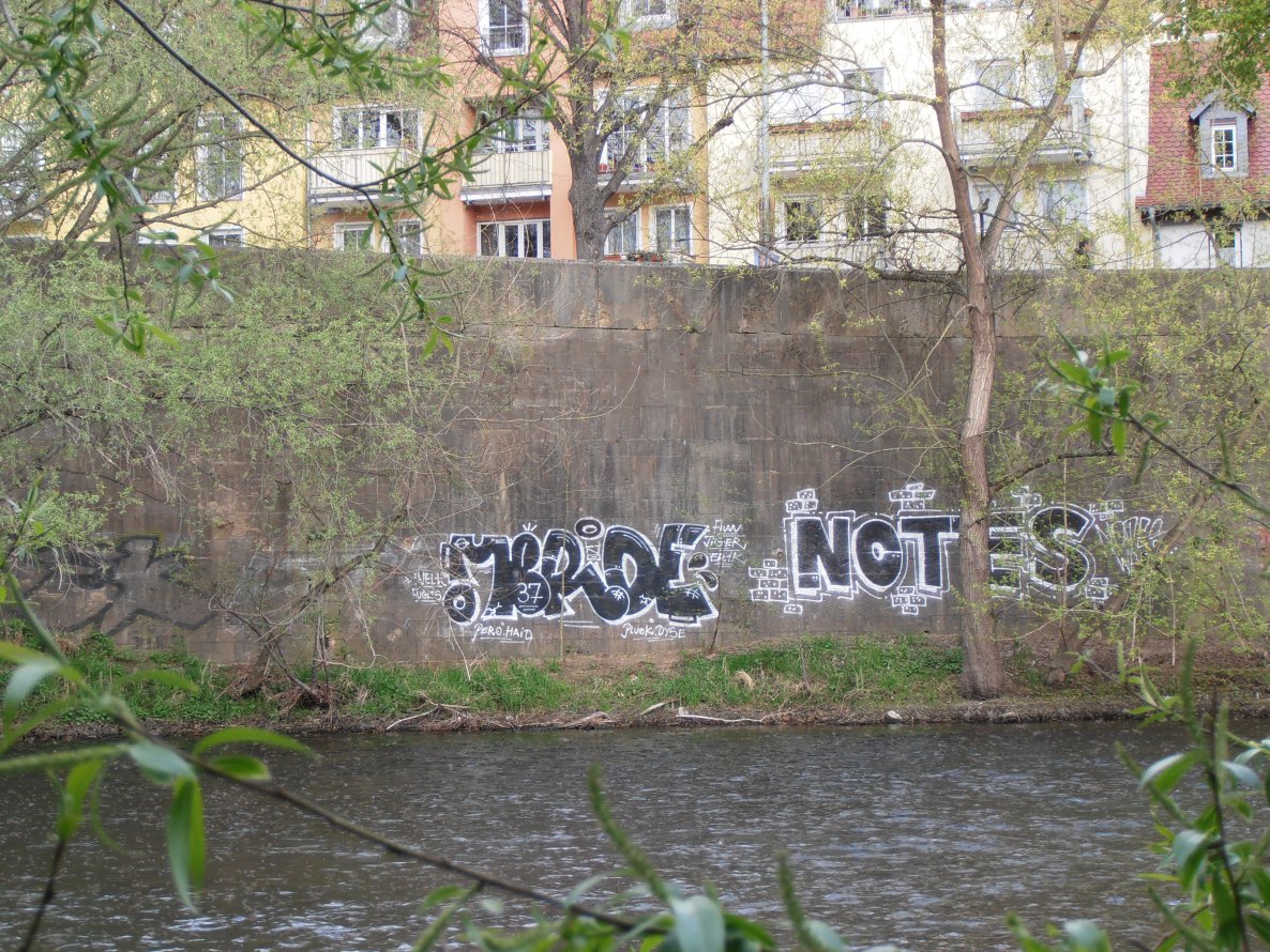 Graffiti Bombing in Jena - Photo by hainz107 - merde, notes, welt